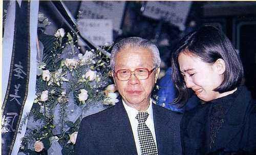 何超琼,周润发扶灵,好搭档张国荣缺席,陈百强的35岁