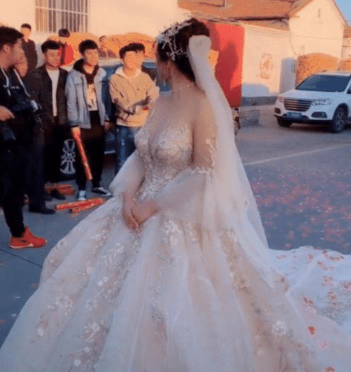 穿上婚纱软件_动漫婚纱情侣头像