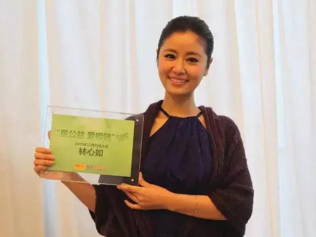 林心如正式皈依佛门,星云法师给她取法号为"定如"
