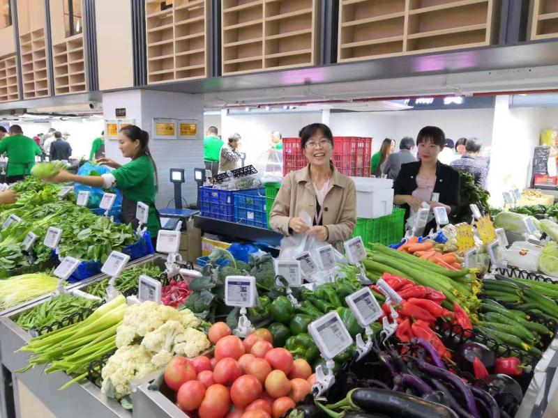 副食品供应已进入多元时代,既有所有权经营权分开的菜市场,也有跨行业