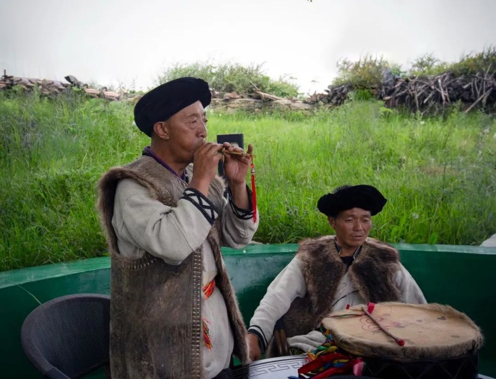 西山村的羌寨村民跳着民族特色的羊皮舞,吹着竿笛欢迎到来的游客.