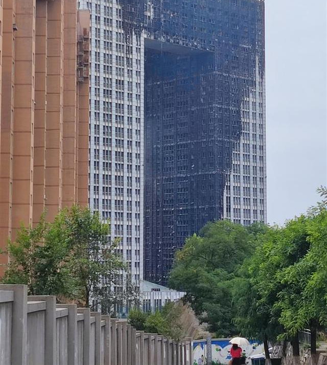 熠熠生辉的地标性建筑凯旋国际大厦,一夜之间失去了往日的光彩,一场突