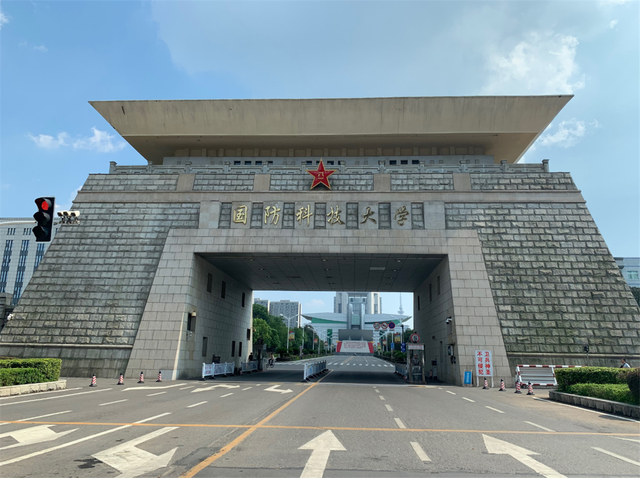 学校创办于1953年,那时学校并不叫国防科技大学,而是叫中国人民解放军