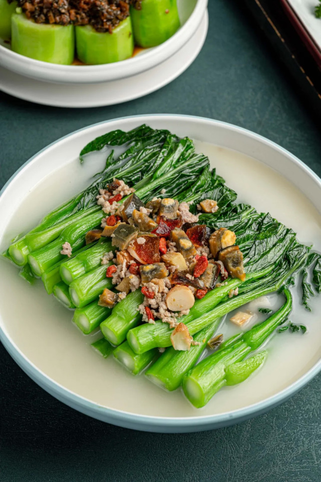 上汤菜心鲜香可口,带着丝丝甜味与上汤的浓郁美味和鲜味,诠释的恰到