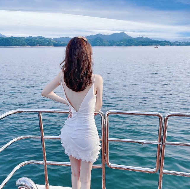 ins优雅看海女生头像