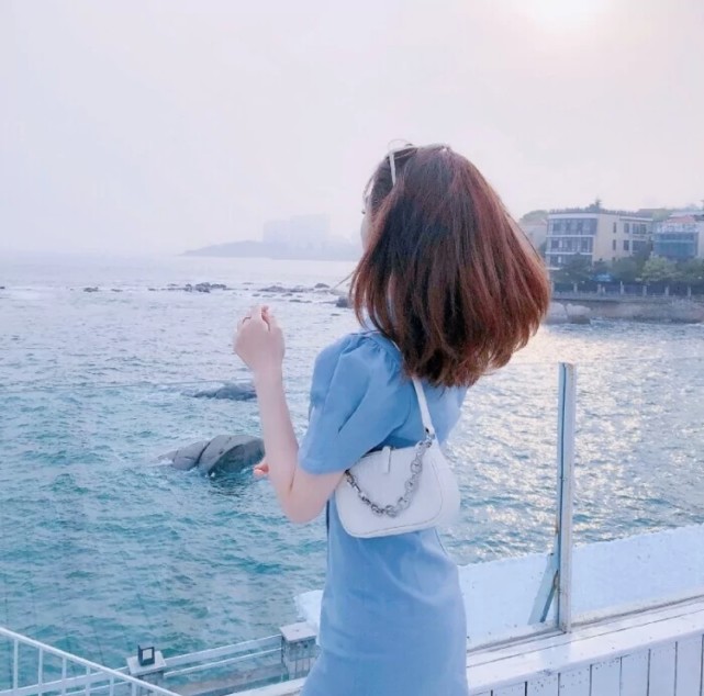 ins优雅看海女生头像