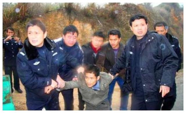 为了尽快侦破此案,延吉市调来了一位新的公安局局长,他叫金光镇.