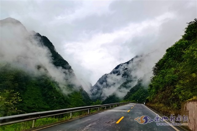 连日的阴雨天气让黑竹沟的秋意日渐浓厚,山间云雾缭绕宛如仙境