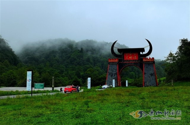 黑竹沟镇,总面积838平方公里,核心景区面积575平方公里,海拔高度1500