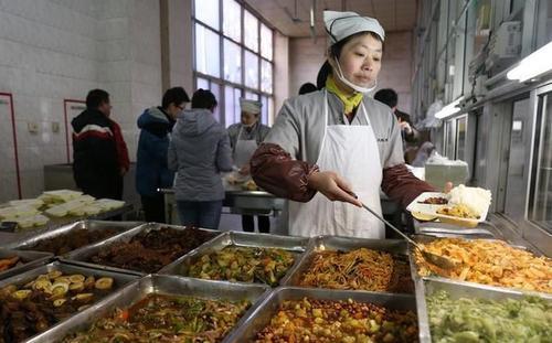 学校怪现象宁可将饭菜倒掉食堂阿姨打饭也要抖三抖原因现实