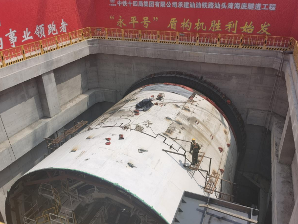 图为汕头湾海底隧道施工