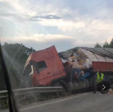 桂林这里发生一起交通事故,又是大货车