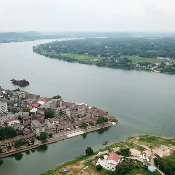 朱亭镇,古称浦湾,隶属于湖南省株洲市渌口区,地处渌口区东南部,东与