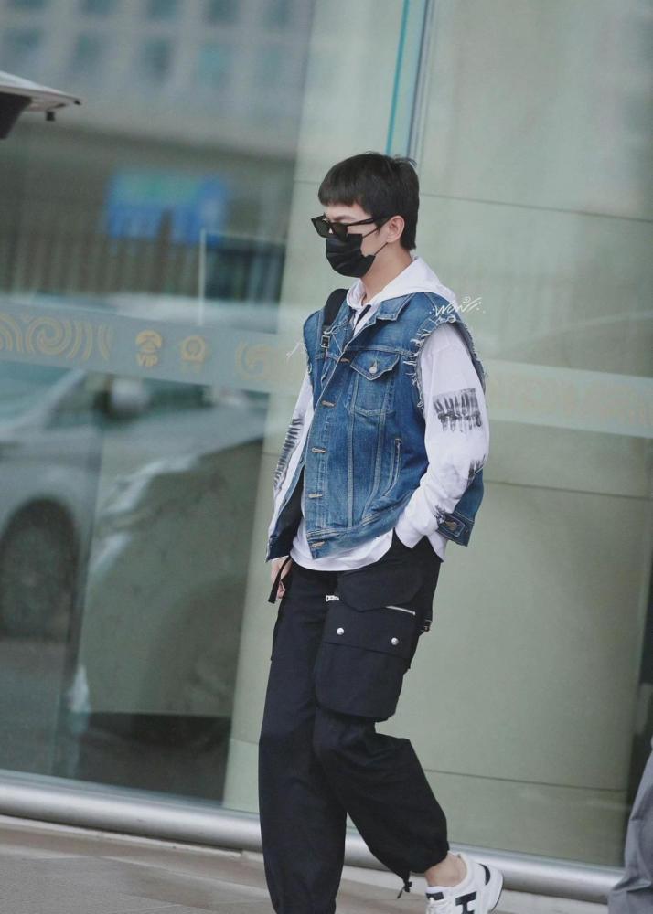 杨洋真懂得养生,卫衣配牛仔马甲穿的太保暖,但这发型有点怪
