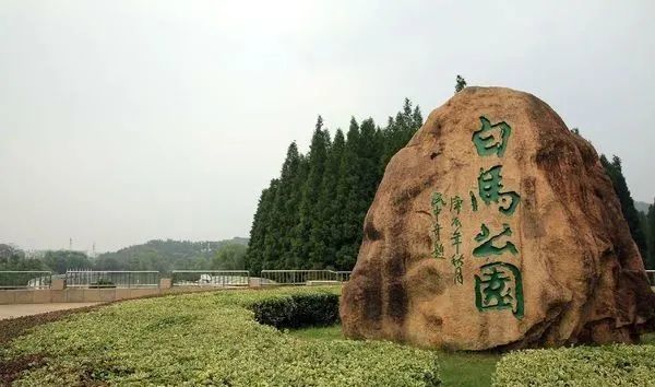 门票:免费 南京白马石刻公园位于南京市玄武区钟山风景名胜区的湖山