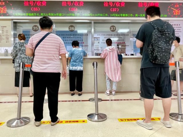 2021年8月25日,上海市第一人民医院门诊大厅,市民在挂号/收费排队时