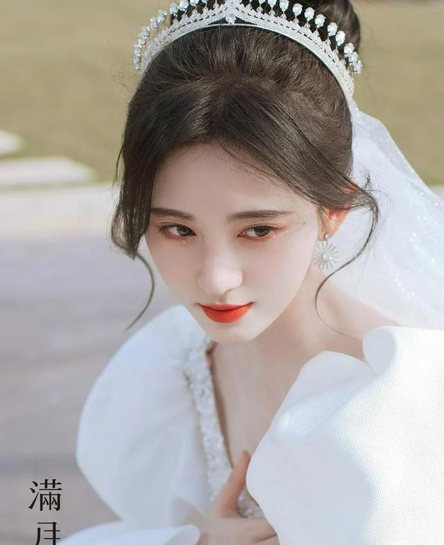 鞠婧祎白色婚纱照美若天仙!雪肤玉貌太靓丽动人