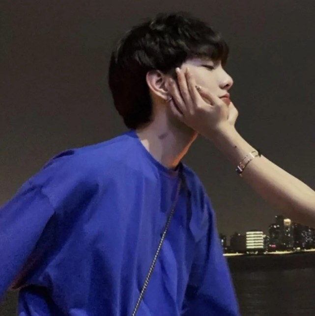 高冷男生头像:城市慷慨亮了一整夜光,如同少年不惧