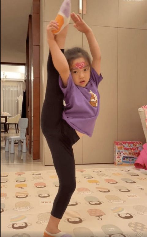 董璇5岁女儿小酒窝罕见出镜 练跳舞一字马易如反掌