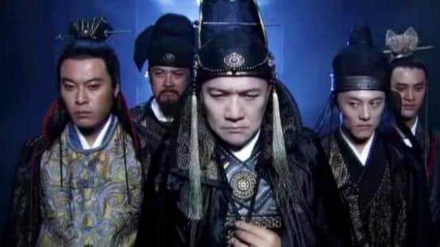再也护不住汪直了,只好传谕,停办西厂,责问汪直的罪责,将其调回御马监