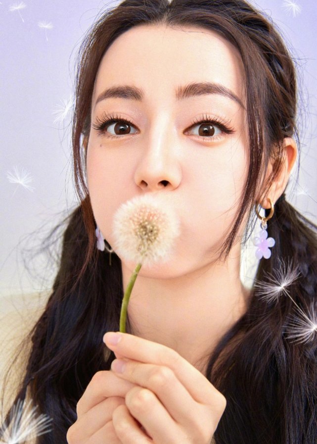 迪丽热巴直播生图,蓝色挑染女团味十足,和杨幂的风格越来越像