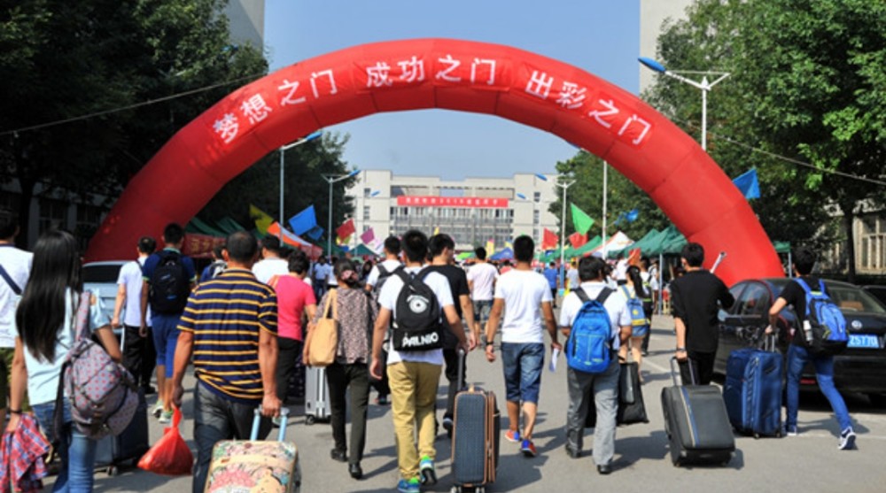 大一新生该不该一个人去大学?辅导员表示:家长必须要送到学校!
