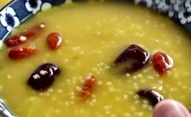 熬小米粥时,这2种食材缺一不可,小米粥香甜浓稠,营养