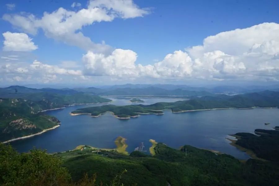 桓仁水库位于辽宁省本溪市桓仁满族自治县境内浑江中游,水库大坝坝顶