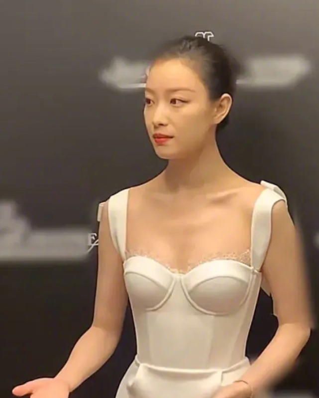 32岁倪妮侧脸生图火上热搜,穿白裙好有气质,这腰围我却看愣了