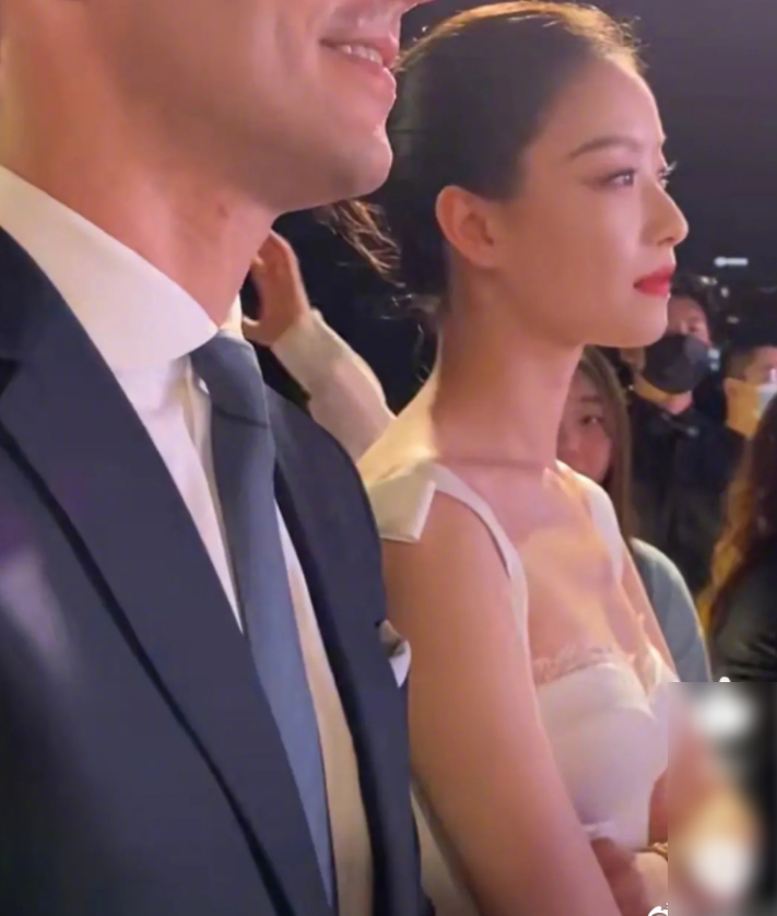 32岁倪妮侧脸生图火上热搜穿白裙好有气质这腰围我却看愣了