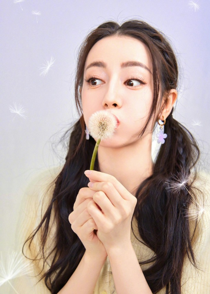 迪丽热巴柳智敏撞衫,同是浓颜系美女,风格相似,谁更胜一筹?