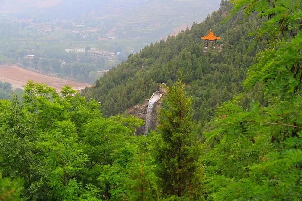 二龙山又名烈石山,西临汾河,相依中北大学,是太原的北大门.