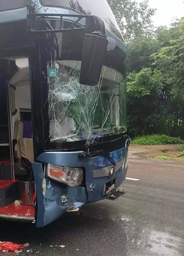 雨天行车司机视野受阻,地面湿滑比较引发交通事故,提醒大家行车注意