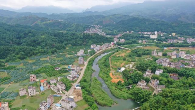 石门屯位于平南县大鹏镇大鹏社区,山环水绕,奇峰秀丽,村宅古香古色.