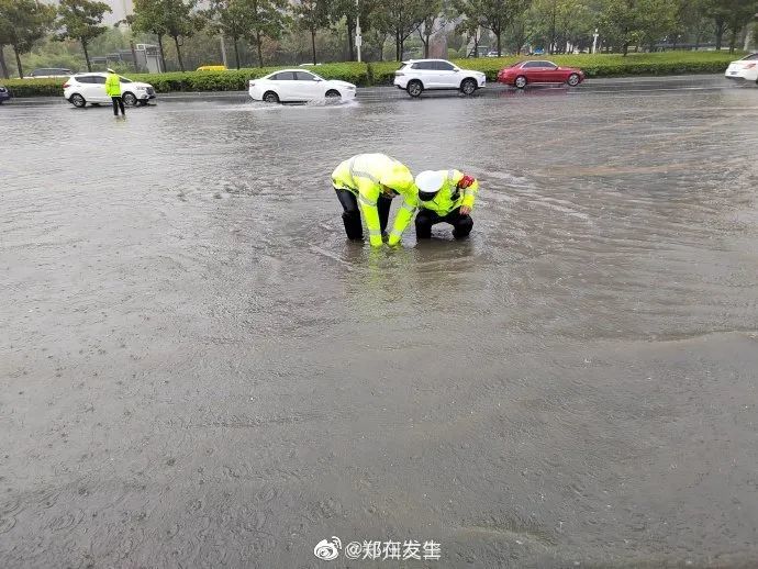 暴雨再袭郑州!多图直击雨中郑州!