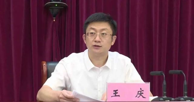 王庆为城乡低保大学生发放助学金:不让一个学生因家庭经济困难而失学!