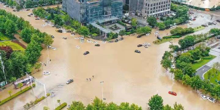 河南郑州洪水肆虐时那些感人的人和事