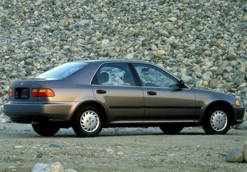 于是1992年本田推出了具有流线设计的第五代civic.