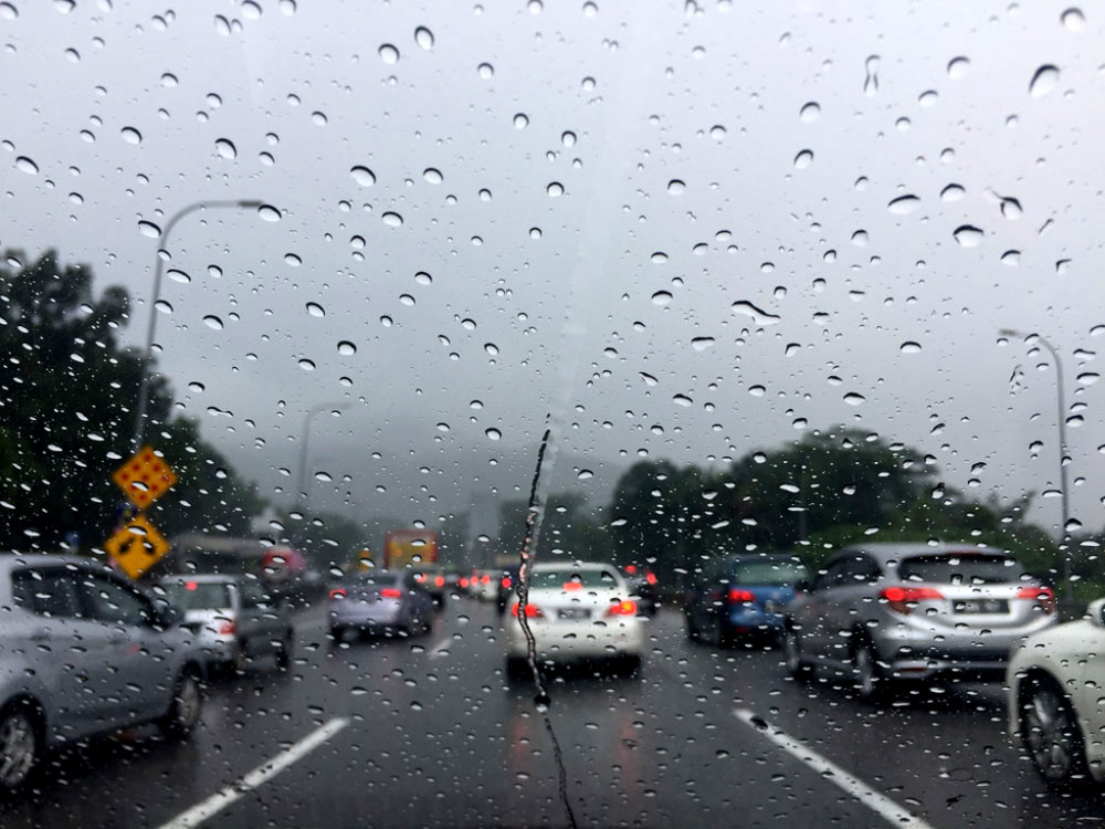 雨天后视镜模糊,老司机变道却不受影响:一斤猪头肉换来宝贵经验