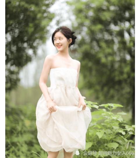 时尚穿搭;赵露思身穿白色抹胸连衣裙,穿梭在绿色林间
