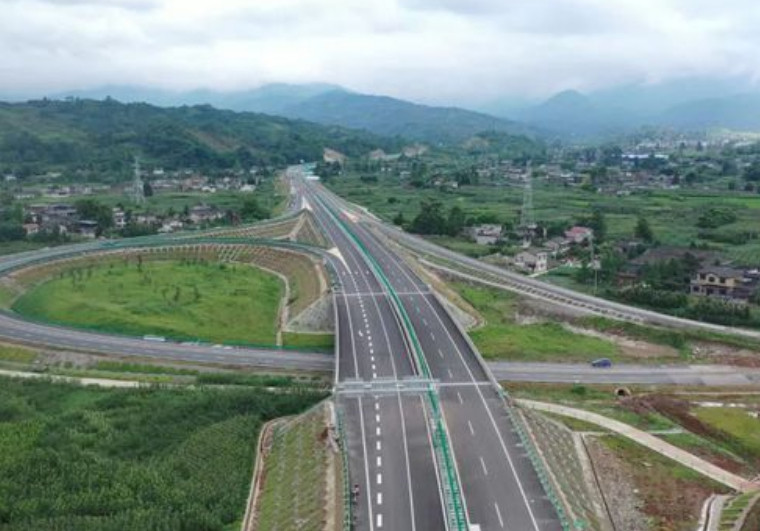 凉山州,雅安3地人口都不算多,贸易往来也算不上繁忙,因此峨汉高速采用