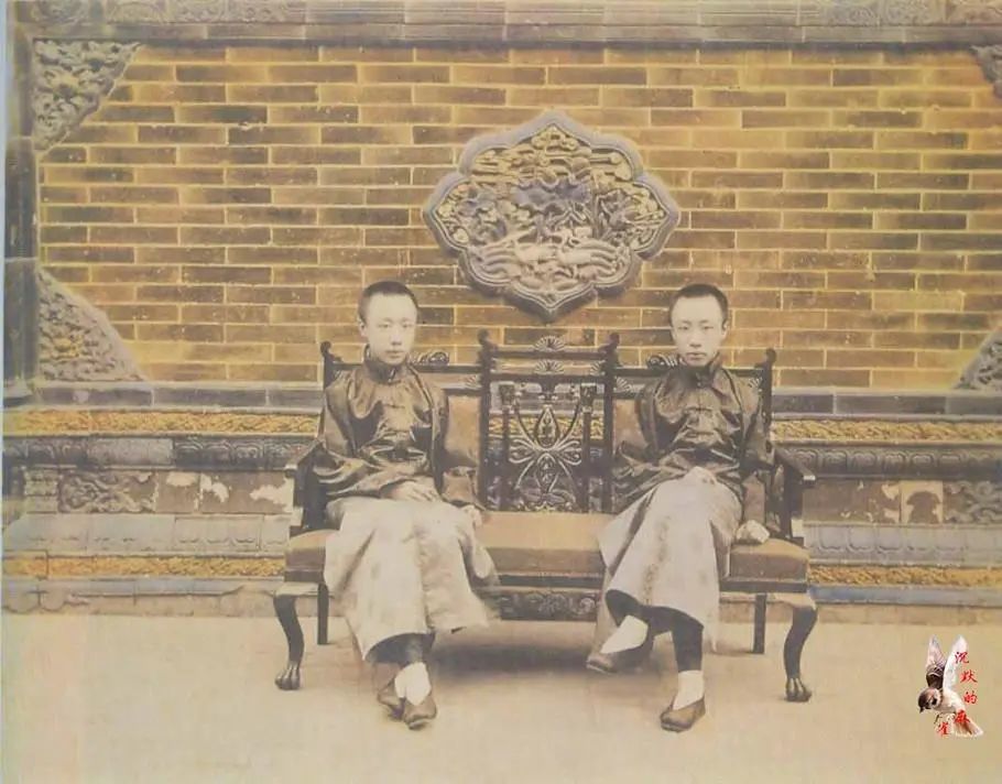 成为中国末代皇帝6岁时骑马照溥仪兄弟与母亲的合影幼年时溥仪和他的