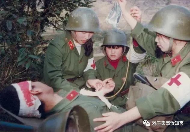1986年老山战场照《死吻》:那名救护队女战士张茹