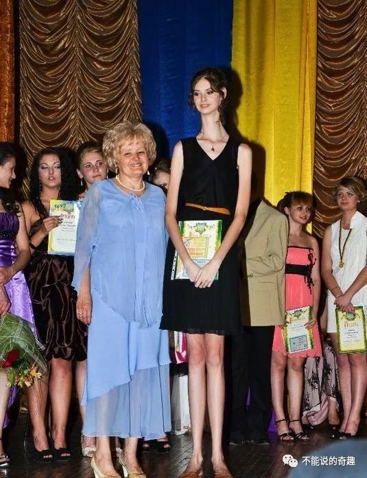 乌克兰"长颈美女":脖子长17厘米,走在路上都是人们的焦点所在