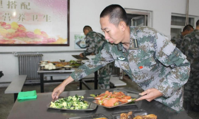 在中国部队军人的伙食水平究竟如何并非外界传言那么夸张