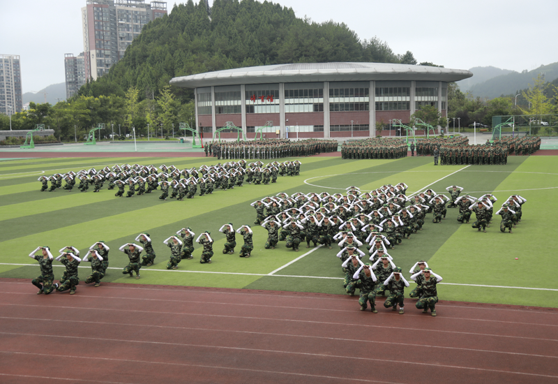 铜仁一中隆重举行2021级高一新生军训总结大会