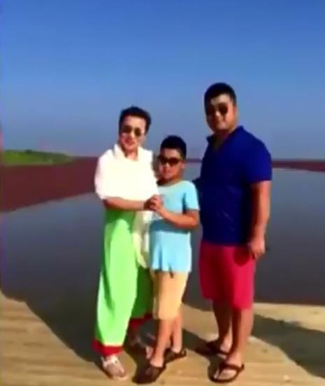 现任老公十分低调,据说是个富有的商人,还是小香玉的铁杆粉丝.
