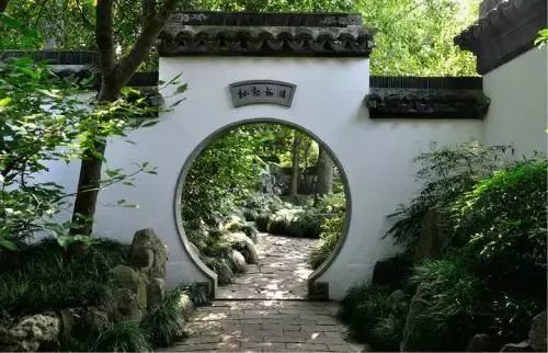 月洞门是中国古典园林建筑中如同一轮十五满月的门洞.