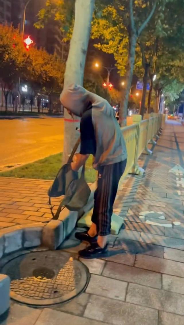 流浪汉捡到女孩手机又放回原处 一张自拍戳中泪点