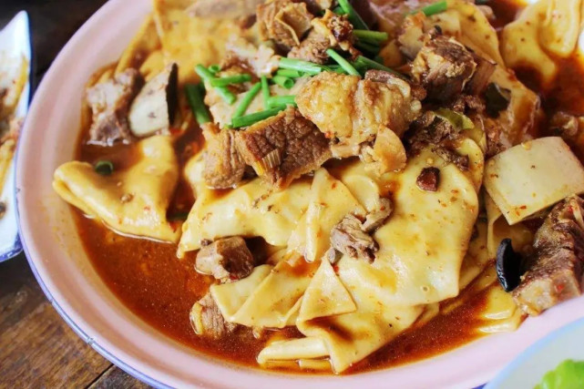 特色美食:胡杨焖饼(简单理解为黄焖羊肉 面皮),驴肉黄面(酱驴肉,干